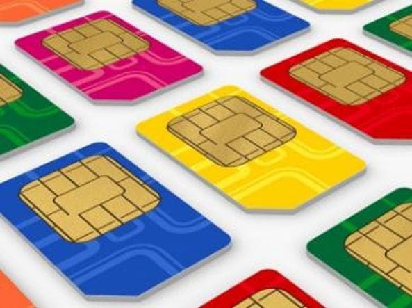Foto di sim card di vari colori Sim operatori telefonici