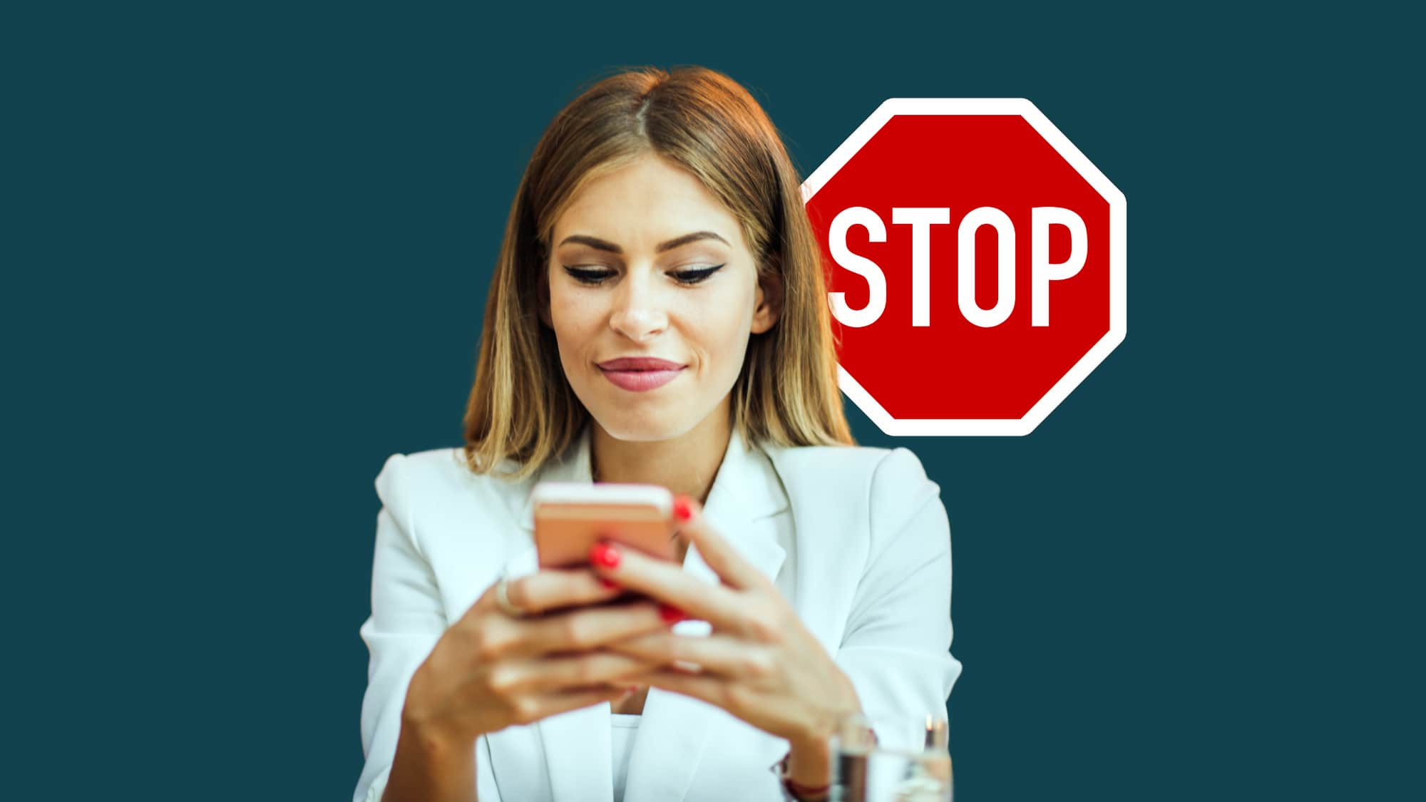 Donna con smartphone e scritta "stop"